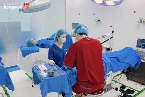 Bác sĩ Kangnam đáp ứng đủ trình độ chuyên môn chất lượng để thực hiện điều trị rụng tóc cho khách hàng cấy tóc kangnam