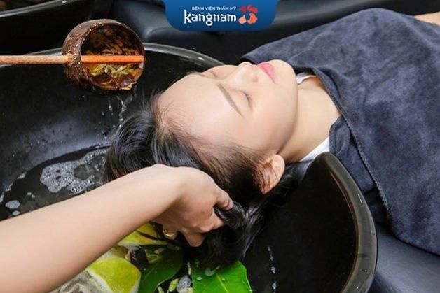 Gội đầu thảo mộc sau cấy tóc