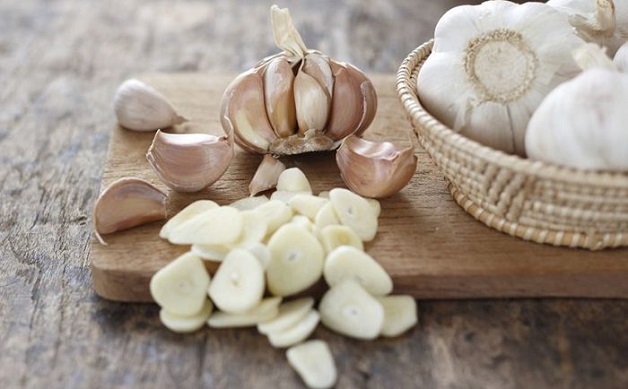 Đắp mặt nạ tỏi lên da để cải thiện tình trạng da kém sức sống, lão hóa trước tuổi