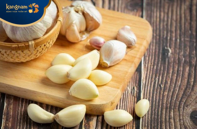 Tỏi giúp kháng viêm trị mụn trán hiệu quả