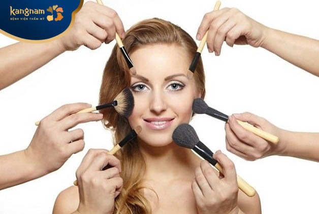 Hạn chế trang điểm trong thời gian bị mụn