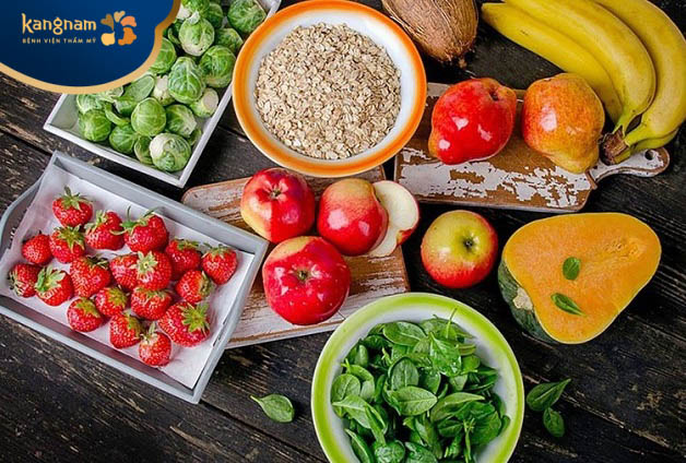 Ăn uống lành mạnh với nhiều rau xanh và hoa quả tươi mát