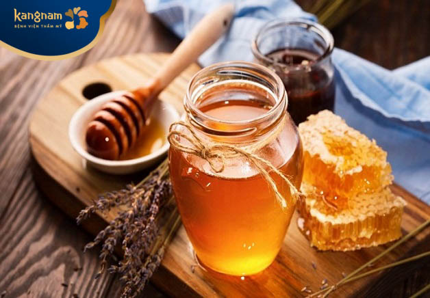 Mẹo trị mụn trên trán bằng mật ong