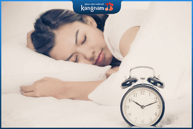 Sau khi nâng ngực nên kiêng nằm sấp