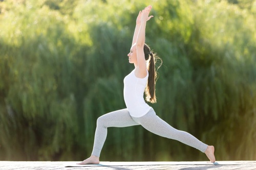 Tư thế chiến binh hỗ trợ giảm bớt phần gò má nhô cao