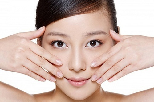 Tập các đông tác massage để xóa nếp nhăn môi hiệu quả Massage môi giúp giảm nếp nhăn