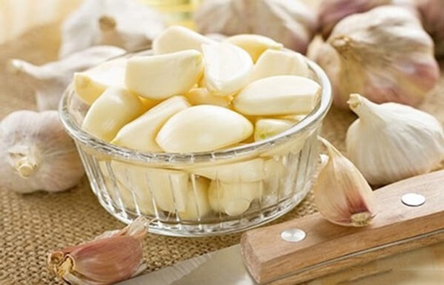 chữa mụn bọc bằng tỏi
