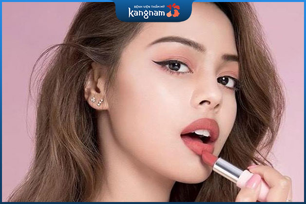 Không nên tô son hay make up sau khi vừa phun môi