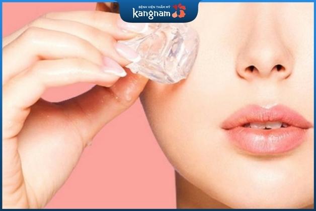 Chườm đá lạnh vùng mặt để giảm sưng