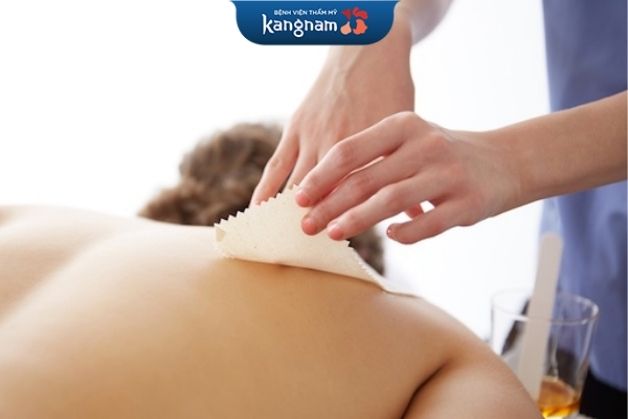 Dùng sáp loại bỏ lông lưng