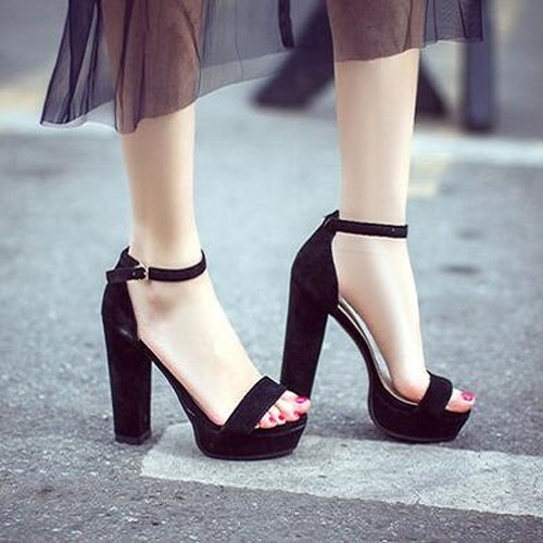 Sử dụng guốc làm phụ kiện sẽ giúp bạn "ăn gian" chiều cao lẫn vóc dáng váy cho người mông to chân to