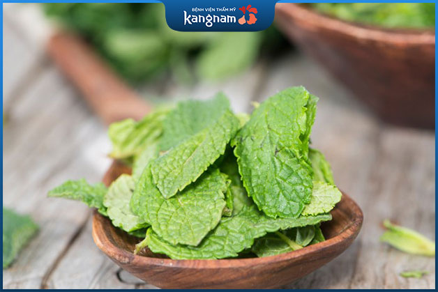 Loại bỏ bọng mắt to với lá bạc hà