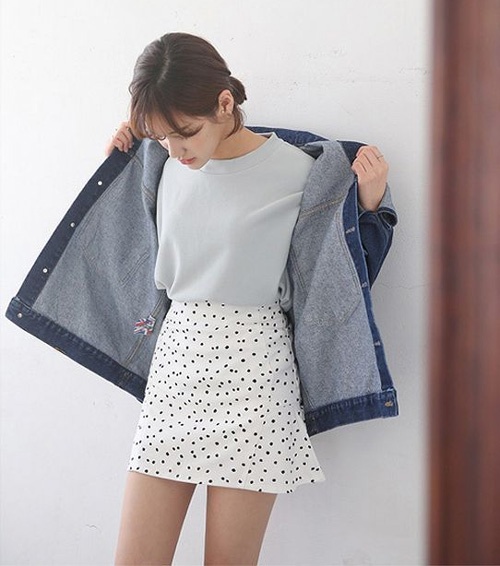 mông lép mặc chân váy gì