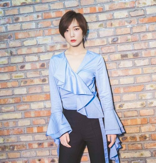 Áo có họa tiết trang trí sẽ thu hút ánh nhìn vào nửa thân trên mông to mặc gì cho đẹp