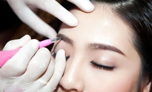 thêu chân mày có đau không