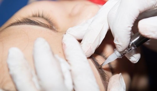 phun mày tán bột bao lâu thì bong