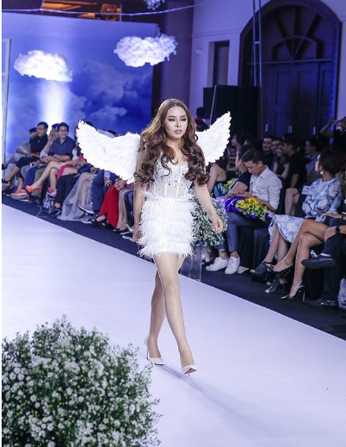 Khán giả ngỡ ngàng với giọng hát tuyệt vời và phẫn catwalk thần thái của ca sĩ The Voice Thái Bảo Trâm thái bảo trâm sau pttm