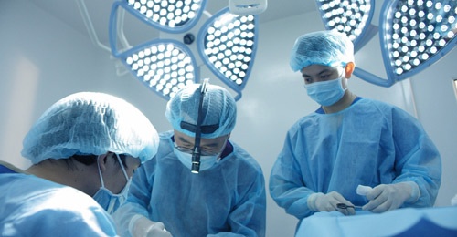 Thái Bảo Trâm được thực hiện e kip bác sĩ chương trình "Hành trình lột xác" trực tiếp phẫu thuật thái ngọc bảo trâm tiền giang