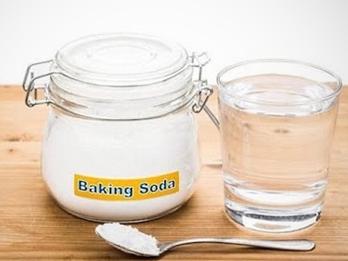 Sử dụng Baking Soda hòa tan với nước đắp lên da mụn hàng ngày trị mụn thịt bằng baking soda