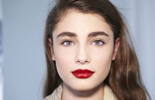 Hình ảnh chân mày rậm và dài, khuôn mày to rộng