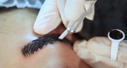 Sau điêu khắc, lông mày không lên màu như ý cần thực hiện dặm lại dặm lại lông mày sau điêu khắc