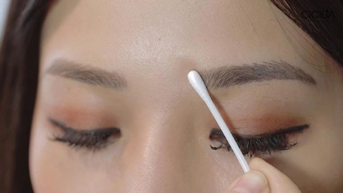 Thoa thuốc theo đúng chỉ dẫn của bác sĩ để vùng chân mày sớm hồi phục điêu khắc lông mày có đau không