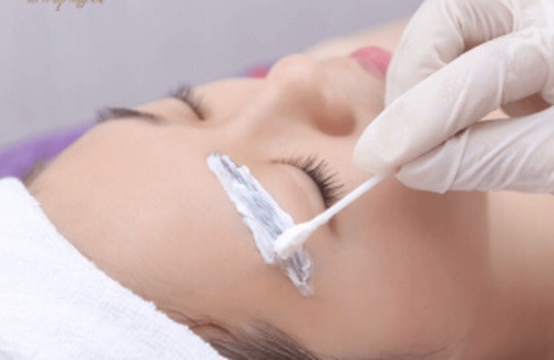 Bước ủ tế giúp vùng lông mày không có cảm giác gì khi thực hiện điêu khắc lông mày có đau k