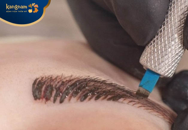 Từng đường đi tỉ mỉ, nhẹ nhàng cho kết quả điêu khắc lông mày nam đẹp