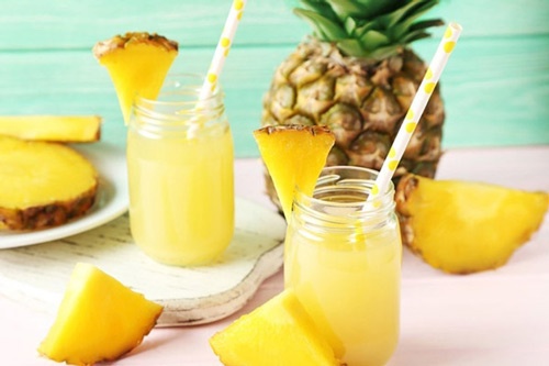 Thoa đều nước ép dứa để hạn chế mụn thịt hình thành trên da trị mụn thịt bằng nước ép dứa