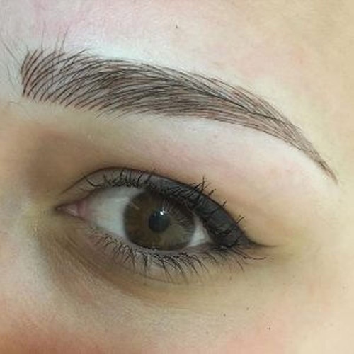 Màu mí phai/trổ thành màu xanh hoặc màu đỏ là biểu hiện rõ nét của xăm mí mắt bị hỏng hậu quả phun mí mắt