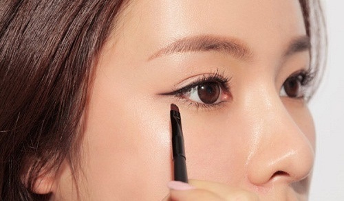 Kẻ mí mắt mèo là kĩ thuật trang điểm khó, không phải ai cũng có thể thực hiện quy trình phun xăm mắt mèo