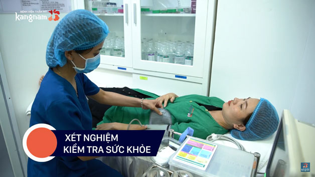 Bác sĩ cần xét nghiệm và kiểm tra sức khỏe chi tiết cho khách hàng