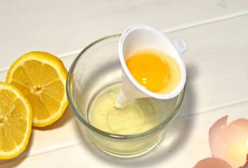 Chanh và lòng trắng trứng giúp gom khô cồi mụn thịt, làm chúng tự rụng khỏi bề mặt da chữa mụn thịt bằng mặt nạ chanh trứng