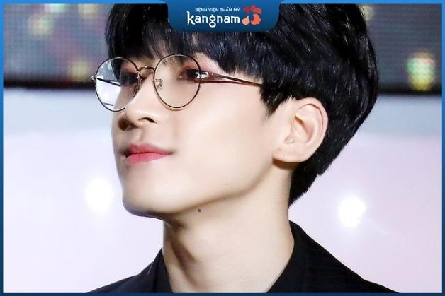 Nốt ruồi dưới cằm trái nam