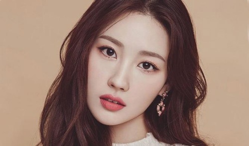 Viền mí mắt mèo phù hợp với nhiều phong cách, từ dịu dàng.... phun mí mắt mèo là gì