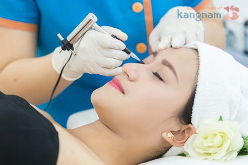 Chuyên viên phun xăm Kangnam có chuyên môn tay nghề và guu thẩm mỹ quy trình xăm mí mắt mèo