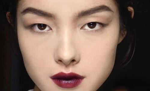 Trường hợp mắt một mí nên lựa chọn xăm mắt mèo cá tính và cuốn hút hơn kết quả phun mí mắt mèo