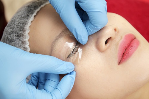 Bước ủ tê trước khi tiến hành phun mí mắt xăm mí mắt mèo là gì