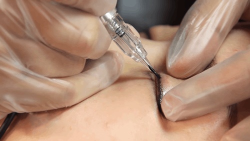 Phun xăm mí mắt mèo giúp bạn sở hữu đường viền mí sắc nét mà không mất thời gian make up quy trình phun mí mắt mèo