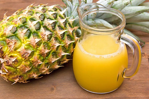 Lượng enzym dồi dào trong quả dứa có khă năng khắc chế mụn cóc ở mặt rất tốt trị mụn cóc trên mặt