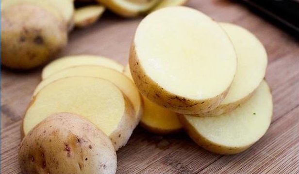 Khoai tây làm giảm tăng sinh sắc tố, xóa mờ bọng mắt