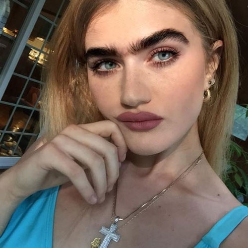 Hàng mày giao nhau rậm rạp trên khuôn mặt có nét rất riêng.