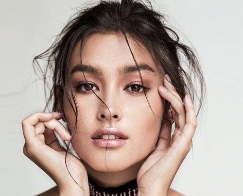 Liza Soberano trông xinh đẹp và cá tính với hàng mày hình mác lông mày hình lưỡi mác