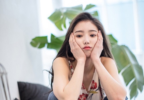 Hạn chế tối đa việc chạm tay lên mặt để tránh lây nhiễm vi khuẩn mụn cóc ở môi