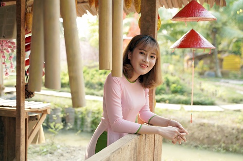 Mỹ Duyên tự tin trước ống kính hơn trước đây