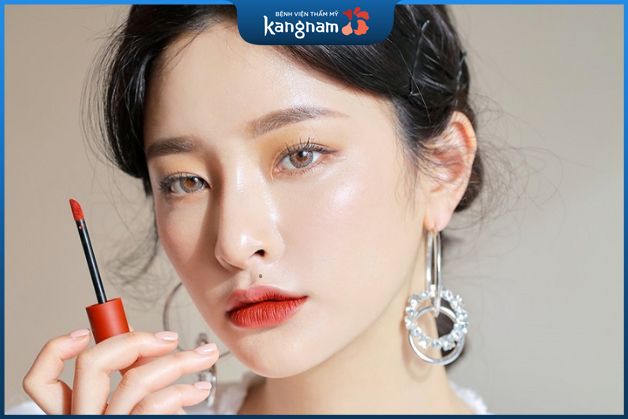 Mụn ruồi bên trái nhân trung không thuận lợi về nhân duyên