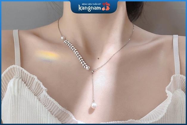 Nốt ruồi giữa 2 xương quai xanh