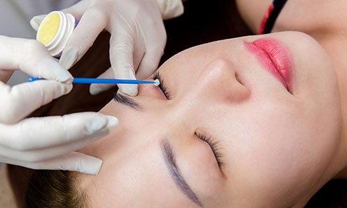 Chuyên viên tiến hành vệ sinh và ủ tê mí mắt để khi phun mí không đau Xăm mí mắt