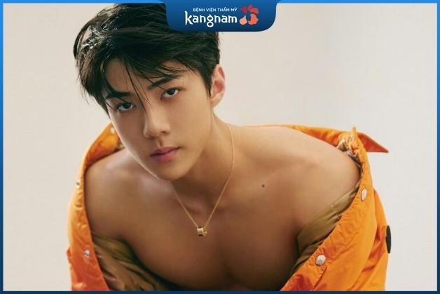 Nam giới có nốt ruồi mọc trên xương quai xanh