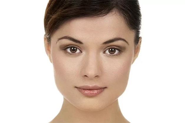 Chân mày hình nâu nhạt, sắc nét và thanh mảnh thích hợp với dáng mặt vuông góc cạnh